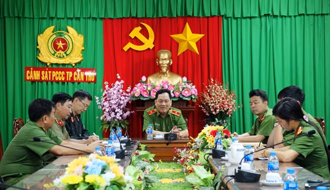 Thiếu tướng Đỗ Minh Dũng đánh giá cao công tác tập luyện của CBCS Công an TP Cần Thơ.