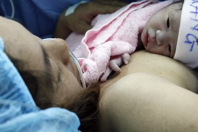 Bé gái được tiếp xúc da kề da với mẹ.