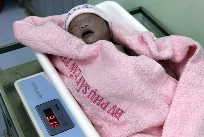 Thiên thần bé nhỏ ra đời ngay thời khắc giao thừa.