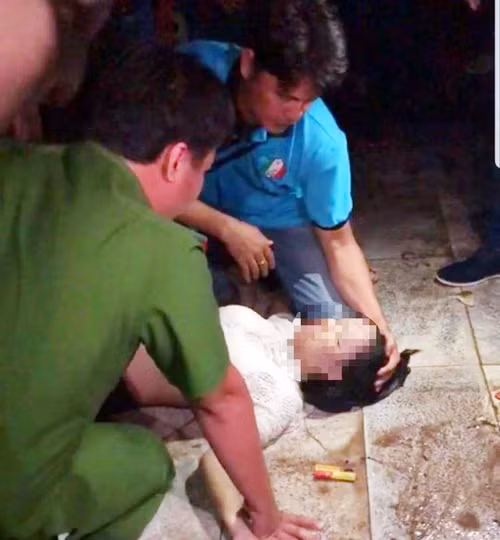 Lực lượng chức năng và người dân tiến hành sơ cứu cho em D. Lực lượng chức năng và người dân tiến hành sơ cứu cho em D.