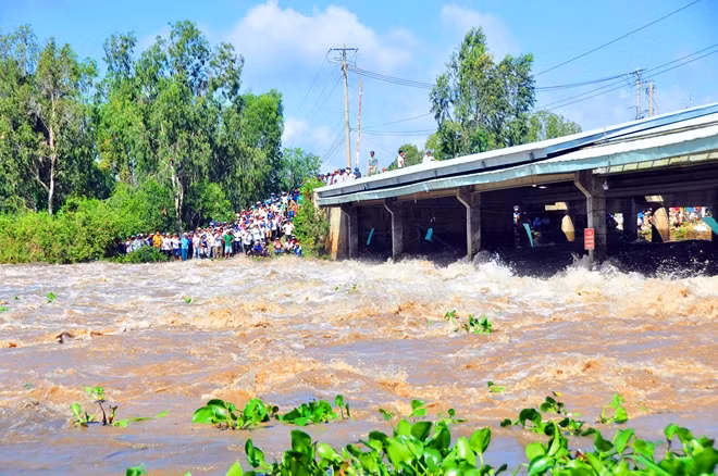 Nước lũ được xả tại đập Tha La cuồn cuộn chảy về hạ nguồn.