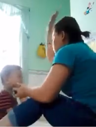 Hình ảnh bảo mẫu Trân đánh trẻ.
