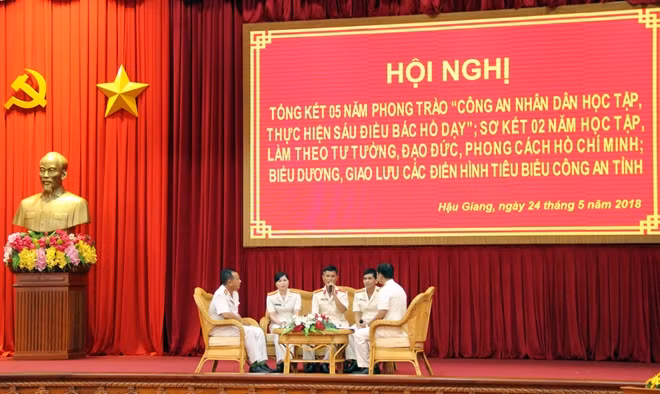 Giao lưu các gương điển hình tiêu biểu trong thực hiện phong trào công an nhân dân học tập, thực hiện Sáu điều Bác Hồ dạy.