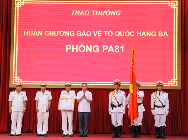 Đồng chí Lữ Văn Hùng, Bí thư Tỉnh ủy Hậu Giang thừa ủy quyền Chủ tịch nước trao Huân chương Bảo vệ Tổ quốc hạng III cho Phòng An ninh kinh tế Công an tỉnh Hậu Giang.