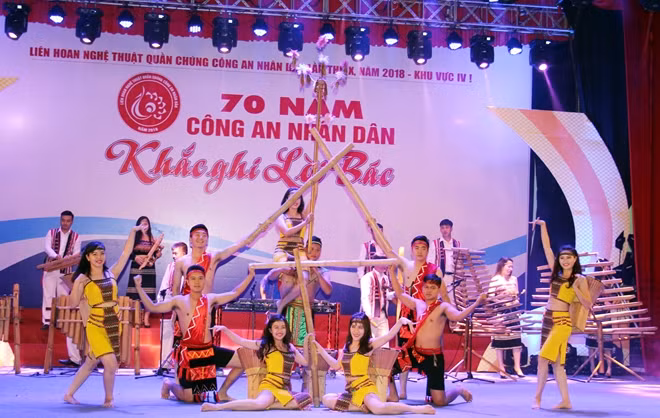 Tình quân dân, văn hóa vùng miền được thể hiện đặc sắc tại sân khấu Liên hoan.