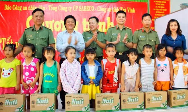 Đại diện Báo CAND, Công an tỉnh Trà Vinh, Nhà tài trợ, Chính quyền địa phương trao tặng 200 thùng sữa NutiFood cho các em học sinh tại trường mẫu giáo An Quảng Hữu (huyện Trà Cú, Trà Vinh).
