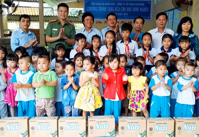 Đại diện Báo CAND, Nhà tài trợ trao tặng sữa NutiFood cho học sinh tại trường mẫu giáo Tân Hội (huyện Mỏ Cày Nam, Bến Tre).