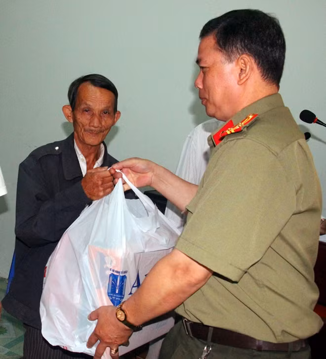 Thượng tá Đào Văn Năm, Phó trưởng Công an huyện Cờ Đỏ tặng quà cho bà con.