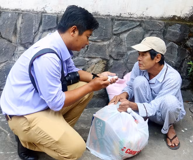 PV Báo CAND hỏi thăm, chúc Tết cùng bà con tại điểm trao quà.