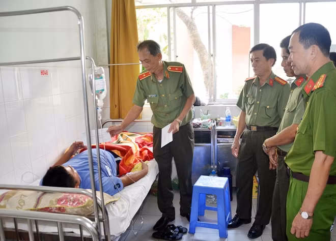 Thiếu tướng Nguyễn Văn Hoàng, Giám đốc Công an tỉnh Bến Tre thăm hỏi, động viên 2 chiến sĩ bị thương.