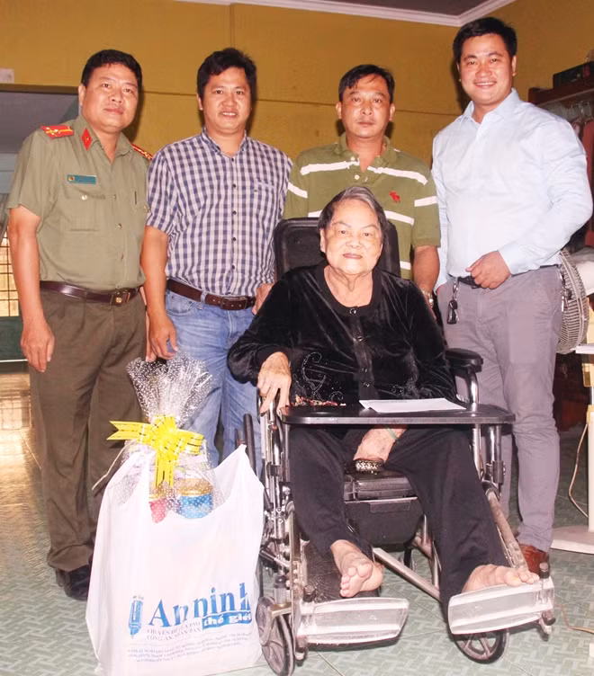 Đại diện Báo CAND và các Nhà tài trợ đã linh hoạt đến tận nhà, thăm hỏi, chúc Tết và trao phần quà cho cụ Nở…