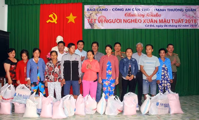 150 phần quà nghĩa tình được đại diện Báo CAND, Nhà tài trợ, chính quyền địa phương trao quà cho người dân.