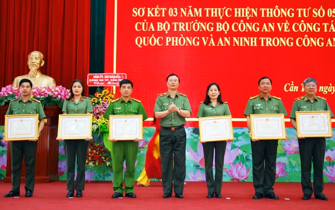 Thừa ủy quyền của Bộ trưởng Bộ Công an, Thiếu tướng Bùi Minh Giám trao bằng khen cho các cá nhân, tập thể có thành tích xuất sắc trong nhiệm vụ giáo dục QP&AN trong CAND.