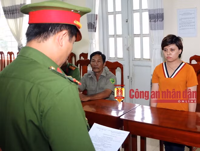 Cơ quan CSĐT Công an TP Long Xuyên thực hiện bắt tạm giam đối với Trần Thị Bảo Trân.