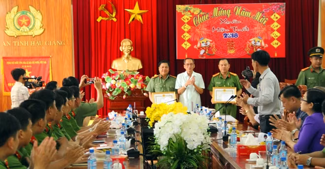 Ông Lữ Văn Hùng trao khen thưởng cho Phòng Cảnh Sát hình sự Công an tỉnh Hậu Giang và Công an TP Vị Thanh.