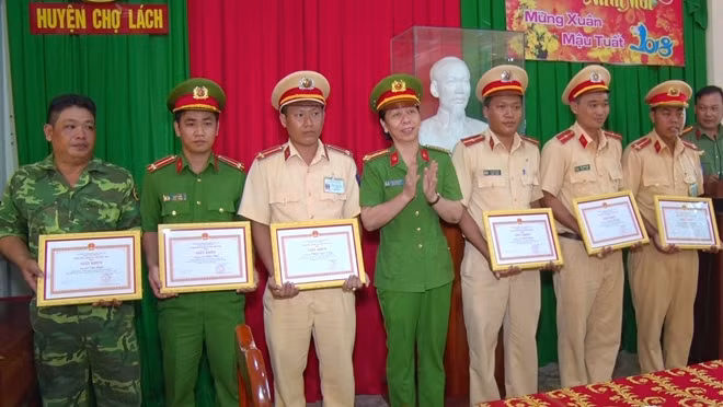 Đại tá Trần Thị Bé Nhân, Phó Giám đốc Công an tỉnh Bến Tre trao khen thưởng cho các cá nhân có thành tích xuất sắc trong vụ bắt nhanh đối tượng cướp giật tài sản.