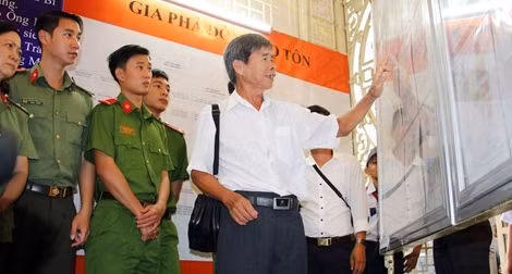 Triển lãm tem chủ đề Kỷ niệm 130 năm Ngày sinh Bác Tôn