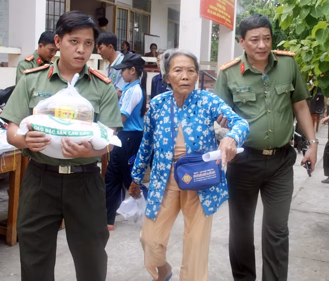 CBCS lực lượng An ninh chính trị nội bộ ân cần thăm hỏi, tặng quà cho bà con.