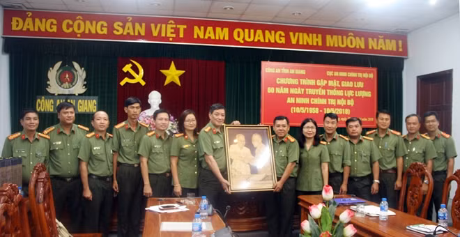 CBCS Cục An ninh chính trị nội bộ và Phòng An ninh chính trị nội bộ Công an tỉnh An Giang tại buổi giao lưu, trao đổi kinh nghiệm.