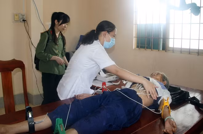 Y, Bác sĩ Bệnh viện Nhân dân 115 thăm khám bệnh cho người dân.