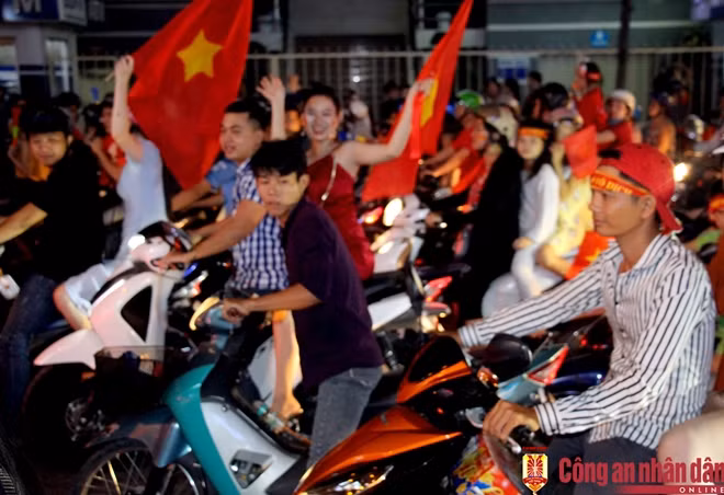 Nhiều bạn trẻ hễ đi "bão" là quên nón bảo hiểm.