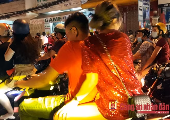 Không khó để bắt gặp người tham gia "bão" vi phạm giao thông.