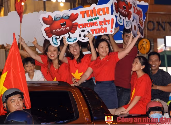 Những chiếc ô tô tham gia "bão" có khi chở trên cả chục người như thế này. Tất cả cùng tham gia hò hét, nhún nhảy.