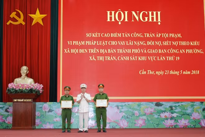 Lãnh đạo Công an TP Cần Thơ trao quà cho 2 Cán bộ Công an.