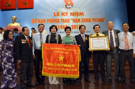 Đại diện Đoàn Thanh niên các cơ quan Trung ương Cục miền Nam nhận danh hiệu Anh hùng lực lượng vũ trang nhân dân.