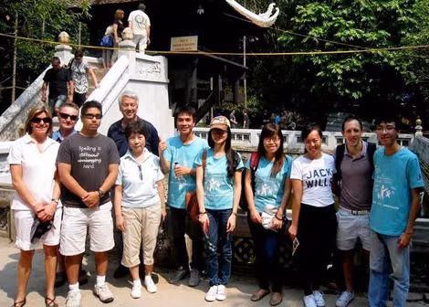 Các thành viên trong CLB trong một chuyến dẫn tour cho những du khách nước ngoài tới Chùa Một Cột. Các thành viên trong CLB trong một chuyến dẫn tour cho những du khách nước ngoài tới Chùa Một Cột.
