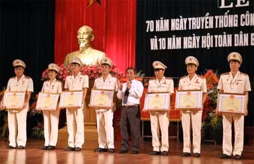 Các tập thể, cá nhân nhận bằng khen của Chủ tịch UBND tỉnh Hưng Yên vì có thành tích xuất sắc trong các hoạt động kỷ niêm 70 năm ngày truyền thống Công an nhân dân.