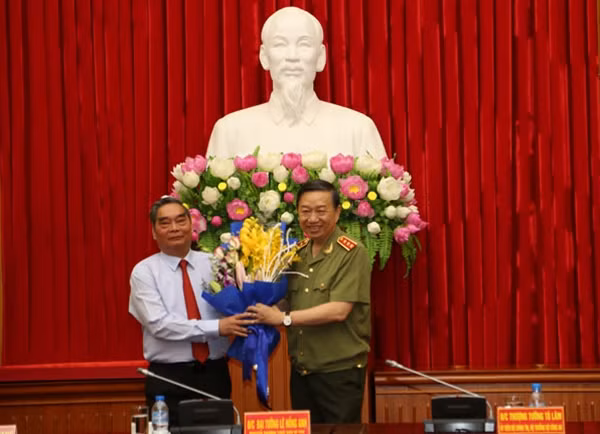 Bộ trưởng Tô Lâm tặng hoa nguyên Thường trực Ban Bí thư Lê Hồng Anh.