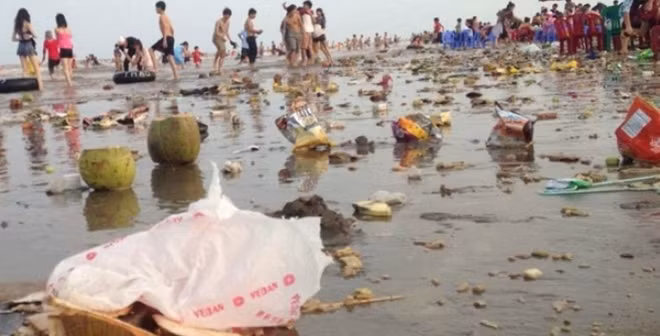 Vô tư xả rác ở bãi biển. Ảnh: soha.vn