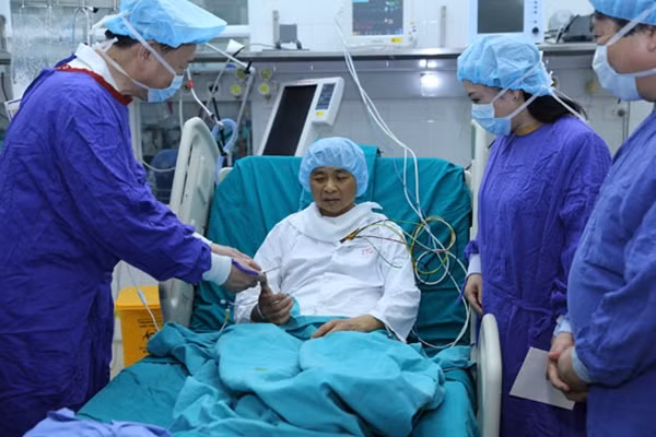 Thượng tướng Tô Lâm, Bộ trưởng Bộ Công an và GS.TS. Nguyễn Thị Kim Tiến, Bộ trưởng Bộ Y tế thăm hỏi các bác sĩ và tặng quà 2 bệnh nhân vừa được ghép tạng.