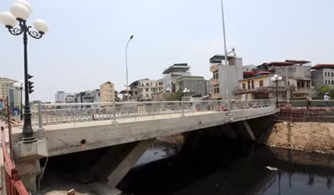 Cầu Sông Lừ là điểm cuối của dự án, đến sáng 5/5 đã hoàn thiện.