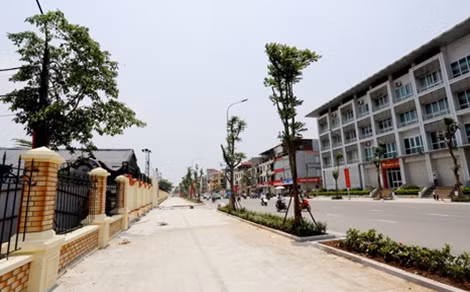 Vỉa hè 7 m được lát đá.