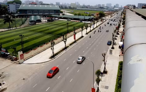 Đường Lê Trọng Tấn đoạn từ Tôn Thất Tùng đến sông Lừ (Thanh Xuân, Hà Nội) được khởi công đầu tháng 1 năm nay. Dự án do Sở Giao thông Vận tải Hà Nội làm chủ đầu tư với tổng mức đầu tư gần 230 tỷ đồng.