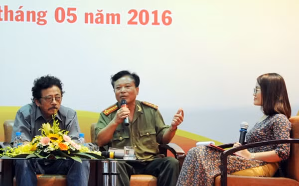 Đại tá, Nhà văn Chu Lai và Đại tá, Nhà văn Hồng Thái giao lưu cùng học viên.