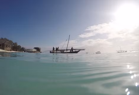 Từ góc "Hawaii của Phi châu" tại Nungwi với biển xanh, cát trắng, nắng vàng và những khung hình đẹp khó quên.