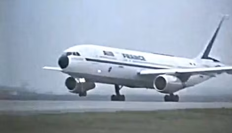 Chiếc Airbus 319 lúc hạ cánh xuống sân bay Banghazi, Libya.