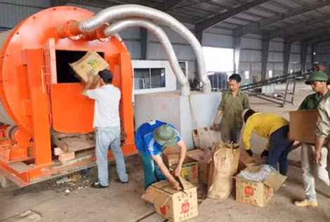 Tiêu hủy hàng hóa thu giữ.