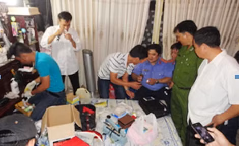 Cơ quan Công an kiểm tra hành chính nhà bà Trần Thị Thu Hà.
