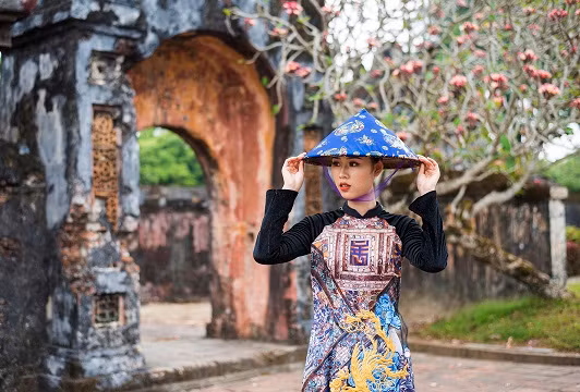 Ngoài kỹ thuật thêu truyền thống, áo dài còn sử dụng công nghệ in trên lụa tơ tằm