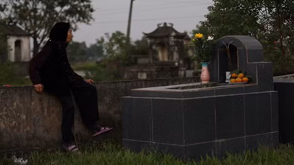 Mẹ liệt sĩ Bùi Thanh Tuân bên mộ con