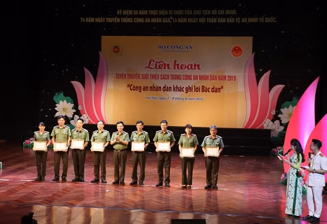 Đại tá Nguyễn Văn Toàn, Phó Cục trưởng Cục Công tác đảng và công tác chính trị trao Giấy khen của Cục cho các đội đạt giải C