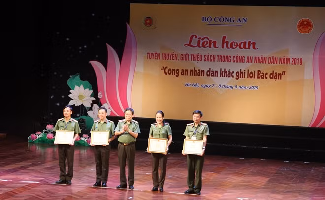 Thiếu tướng Đào Gia Bảo, Cục trưởng Cục Công tác đảng và công tác chính trị trao Bằng khen của Bộ Công an cho 4 đội đạt giải A