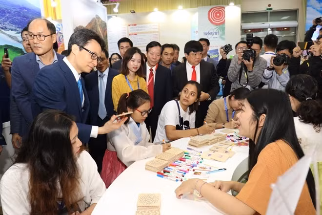 Phó Thủ tướng Vũ Đức Đam và các đại biểu tham quan gian hàng tại VITM 2019