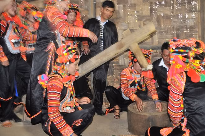 Tái hiện giã gạo đồ xôi cho ngày lễ.