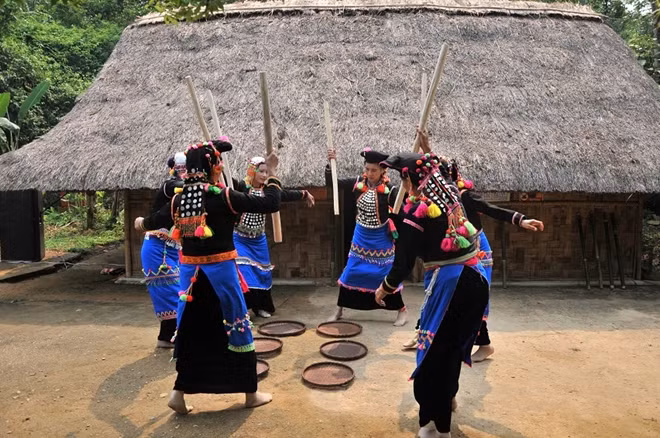Nhiều lễ hội truyền thống khác cũng được tái hiện dịp này.
