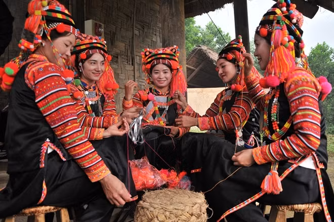 Phụ nữ Hà Nhì rực rỡ váy áo ngày Tết mùa mưa